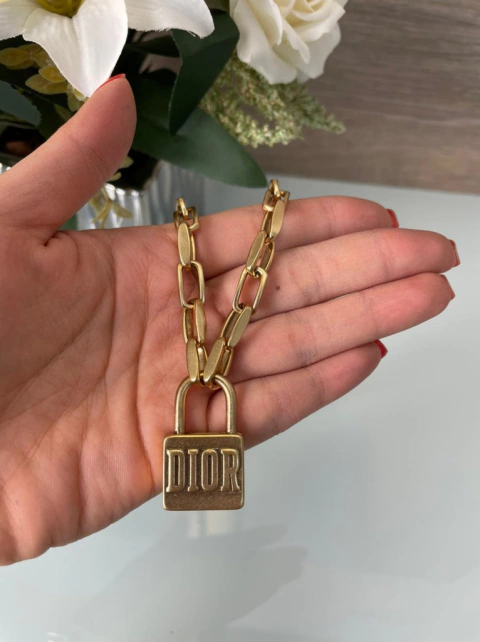 Colar Dior Dourado com Cadeado Italiana