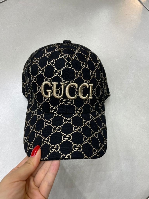 Boné Gucci Tela GG Preto e Dourado