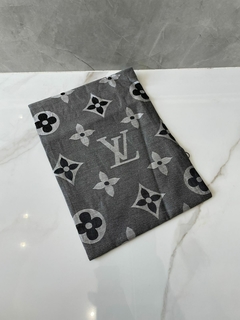 Echarpe Xale Louis Vuitton Monogram Cinza Escuro Italiana - comprar online