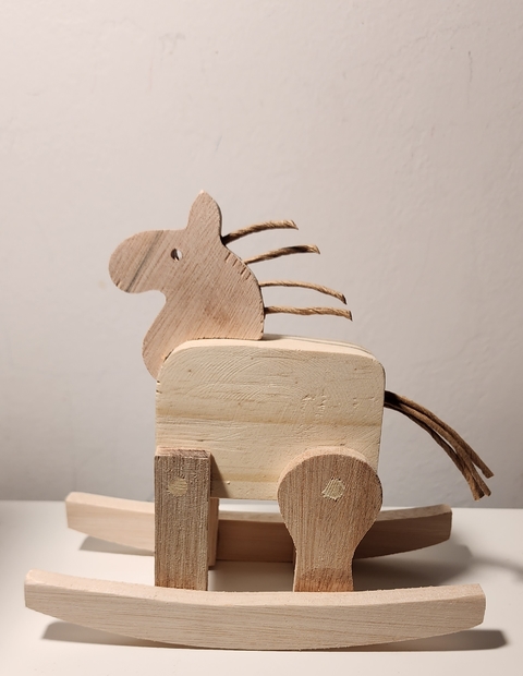 Caballito de madera mecedor
