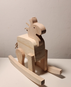 Caballito de madera mecedor en internet