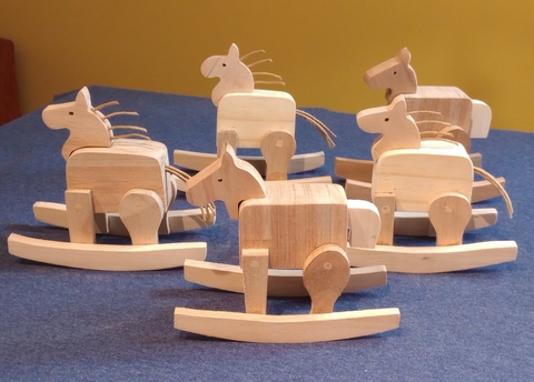 Caballito de madera mecedor