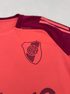 Imagen de REMERA DE ENTRENAMIENTO SALMÓN 2025