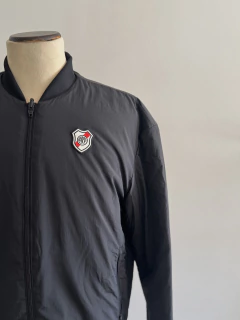 CAMPERA ICON NEGRA RIVER PLATE 2025 en internet