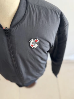 CAMPERA ICON NEGRA RIVER PLATE 2025 - tienda online