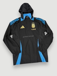CAMPERA ROMPEVIENTOS DE ENTRENAMIENTO NEGRA ARGENTINA AFA 2024