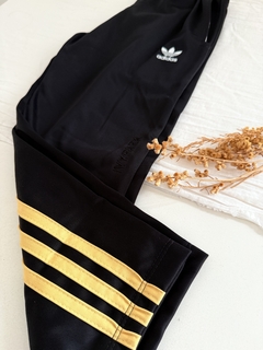 pantalon deportivo negro con dorado - Los Chiches de Justina