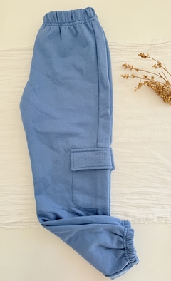 REINGRESO jogging cargo frisa azul aero - comprar online