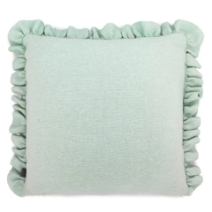 Almofada quadrada verde claro com babados nas bordas, modelo Fit Babados da Rian Tricot, ideal para decoração de quartos e enxoval de bebê.
