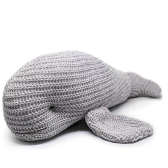 Almofada decorativa em formato de baleia, confeccionada em tricot na cor cinza mescla, da marca Rian Tricot.