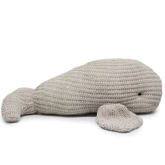 Almofada decorativa em formato de baleia, confeccionada em tricô na cor mescla, da marca Rian Tricot.