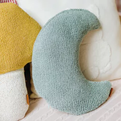 Almofada decorativa Rian Tricot Bouclé em formato de lua, cor verde claro, ideal para quarto de bebê