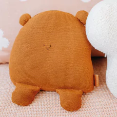 Almofada Tricô Bredy em formato de bichinho marrom, ideal para decoração de quarto de bebê e enxoval infantil.