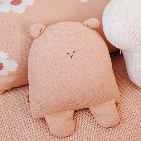 Almofada Tricô Bredy em formato de ursinho bege, ideal para decoração de quarto de bebê ou como naninha.