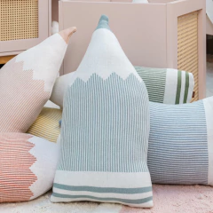 Almofadas de tricô em formato de lápis de cor, com listras coloridas e design divertido, ideais para decoração de quarto infantil ou de bebê.