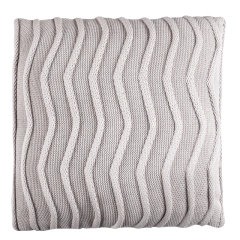 Almofada de tricô quadrada 45x45cm com padrão de ondas em relevo, cor cinza claro, ideal para decoração de ambientes e enxoval de bebê.