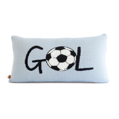 Almofada de tricô retangular azul claro com a palavra "GOL" e desenho de bola de futebol, ideal para decoração de quarto infantil ou enxoval de bebê.