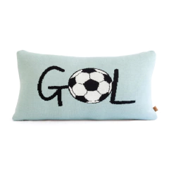 Almofada de tricô retangular na cor azul claro, com a palavra "GOL" e uma bola de futebol bordada no centro, ideal para decoração de quartos infantis ou temáticos.
