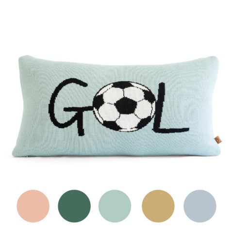 Almofada de tricô retangular na cor azul claro com a palavra "GOL" e desenho de bola de futebol, ideal para decoração de quartos infantis e enxoval de bebês.