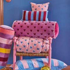 almofada-rolo-de-veludo-fucsia-coracoes-60cm-rice-dk