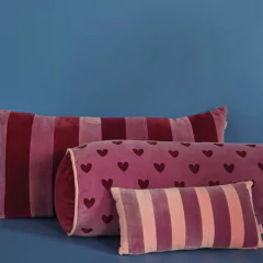 almofada-rolo-de-veludo-fucsia-coracoes-60cm-rice-dk