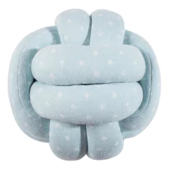 Almofada Knot Mini Poá em tricô na cor azul claro com estampa de pequenos poás brancos, ideal para decoração de quartos de bebê.