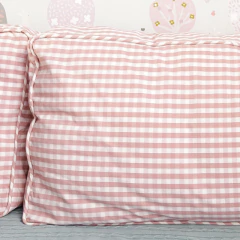 Almofadão de encosto com estampa vichy rosa e branca, ideal para decoração de quarto infantil ou de bebê.