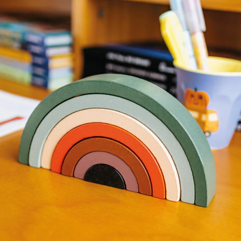 arco-iris-de-empilhar-de-madeira-tons-claros