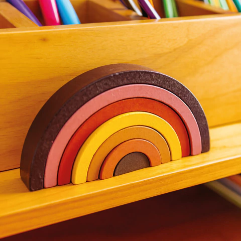 arco-iris-de-empilhar-de-madeira-tons-terrosos