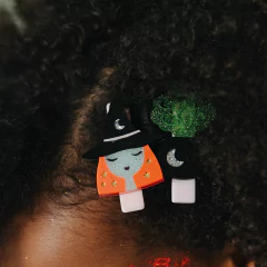 bico-de-pato-bruxinha-com-caldeirao-lilies-roses-ny