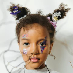 bico-de-pato-chapeu-de-bruxa-roxo-purpurina-com-lua-lilies-roses-ny