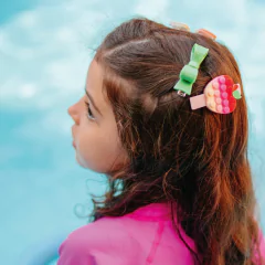 bico-de-pato-maca-tons-pink-com-laco-verde-pepino-lilies-roses