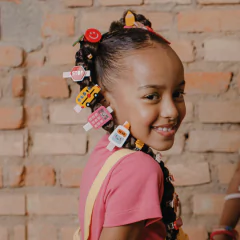 bico-de-pato-onibus-escolar-com-placa-stop-lilies-roses-ny