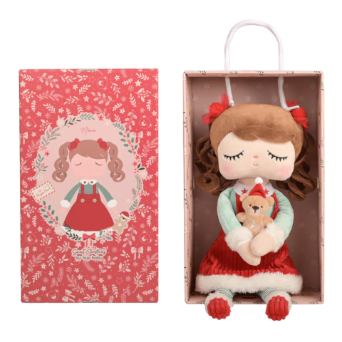 Boneca Nina da Metoo com caixa decorativa natalina, vestida com roupa vermelha e segurando ursinho de pelúcia.