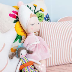 Boneca Metoo Doll Angela Candy de pelúcia, vestida com roupa rosa, asas douradas e chapéu branco, ideal para bebês e crianças.