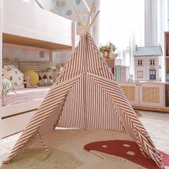 Cabaninha infantil de sarja com listras vermelhas montada em quarto de criança decorado, ao lado de cama e brinquedos.