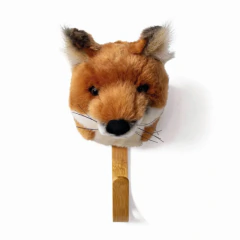 Decore com charme e diversão usando o Cabide Raposa Wild & Soft®. Feito com pelúcia macia e madeira, é perfeito para quartos infantis. Garanta já o seu!