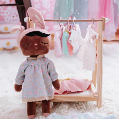 cabideiro-para-roupa-de-boneca-metoo-doll