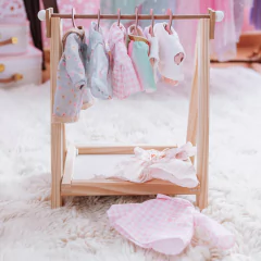 cabideiro-para-roupa-de-boneca-metoo-doll