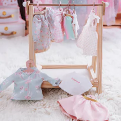 cabideiro-para-roupa-de-boneca-metoo-doll