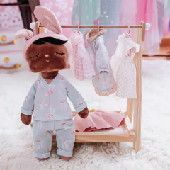 cabideiro-para-roupa-de-boneca-metoo-doll