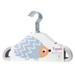 Conjunto com 10 cabides de veludo cinza para bebês da marca 3 Sprouts, embalagem com ilustração de ouriço.