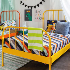 cama-de-ferro-solteiro-estilo-patente-amarela