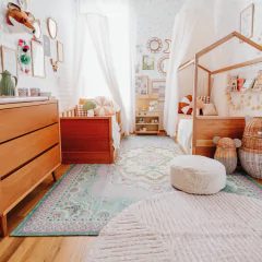 Quadro decorativo com o alfabeto colorido, moldura de madeira clara, ideal para decoração de ambientes infantis ou educativos.