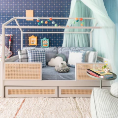 Tenda infantil de tule verde menta com quatro camadas da Sam&Peas, decorando quarto infantil com parede azul e detalhes de estrelas douradas.