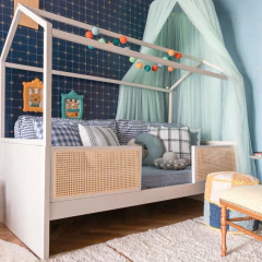 Tenda infantil de tule verde menta com quatro camadas da Sam&Peas, decorando quarto infantil com parede azul e detalhes de estrelas douradas.