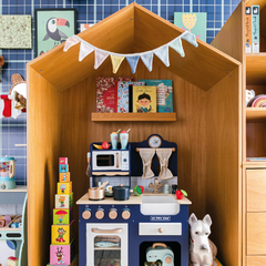 casinha-woody-cacau-em-madeira-tauari-com-mesa-e-prateleira