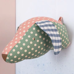 Além de fofos, os animais de parede em tecido são lúdicos e trazem originalidade na decoração infantil. Afinal, amamos paredes divertidas!!! Deixam quartinhos e festas ainda mais lindos. São fáceis de fixar na parede, pois são muito leves. 