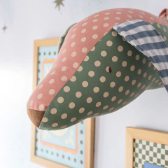 Além de fofos, os animais de parede em tecido são lúdicos e trazem originalidade na decoração infantil. Afinal, amamos paredes divertidas!!! Deixam quartinhos e festas ainda mais lindos. São fáceis de fixar na parede, pois são muito leves. 