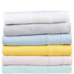 Pilha de colchas de cama tricô solteiro em várias cores, tamanho 170 x 260cm, ideais para decoração de quarto e enxoval.